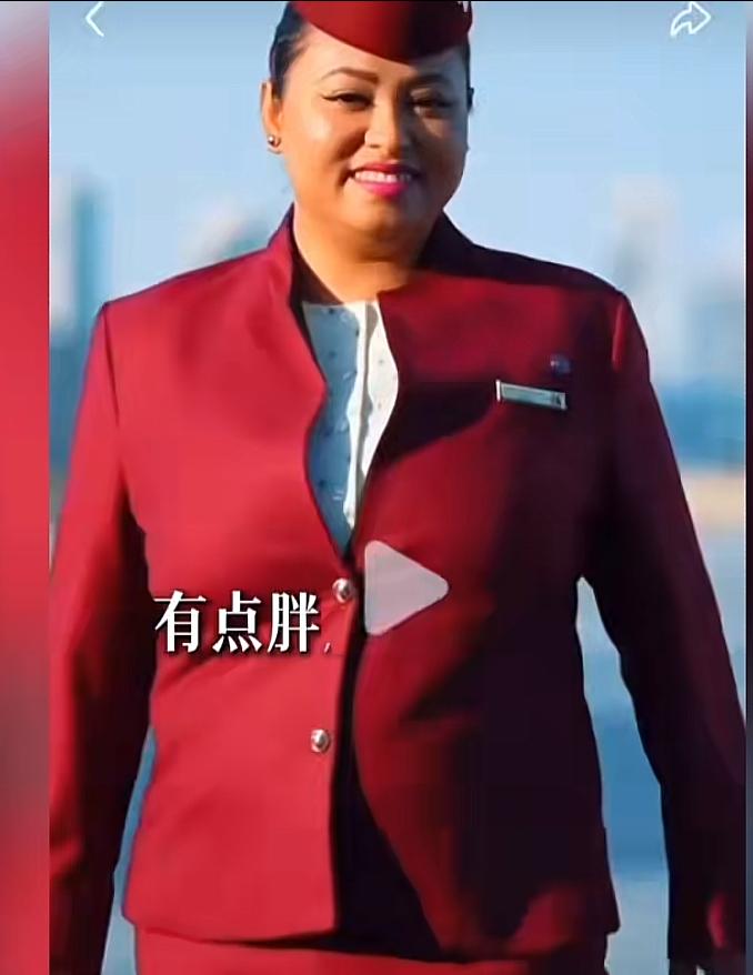 马来西亚空姐饱受印度乘客的骚扰在发餐的时候，问他要吃什么，印度男乘客边抠脚边说