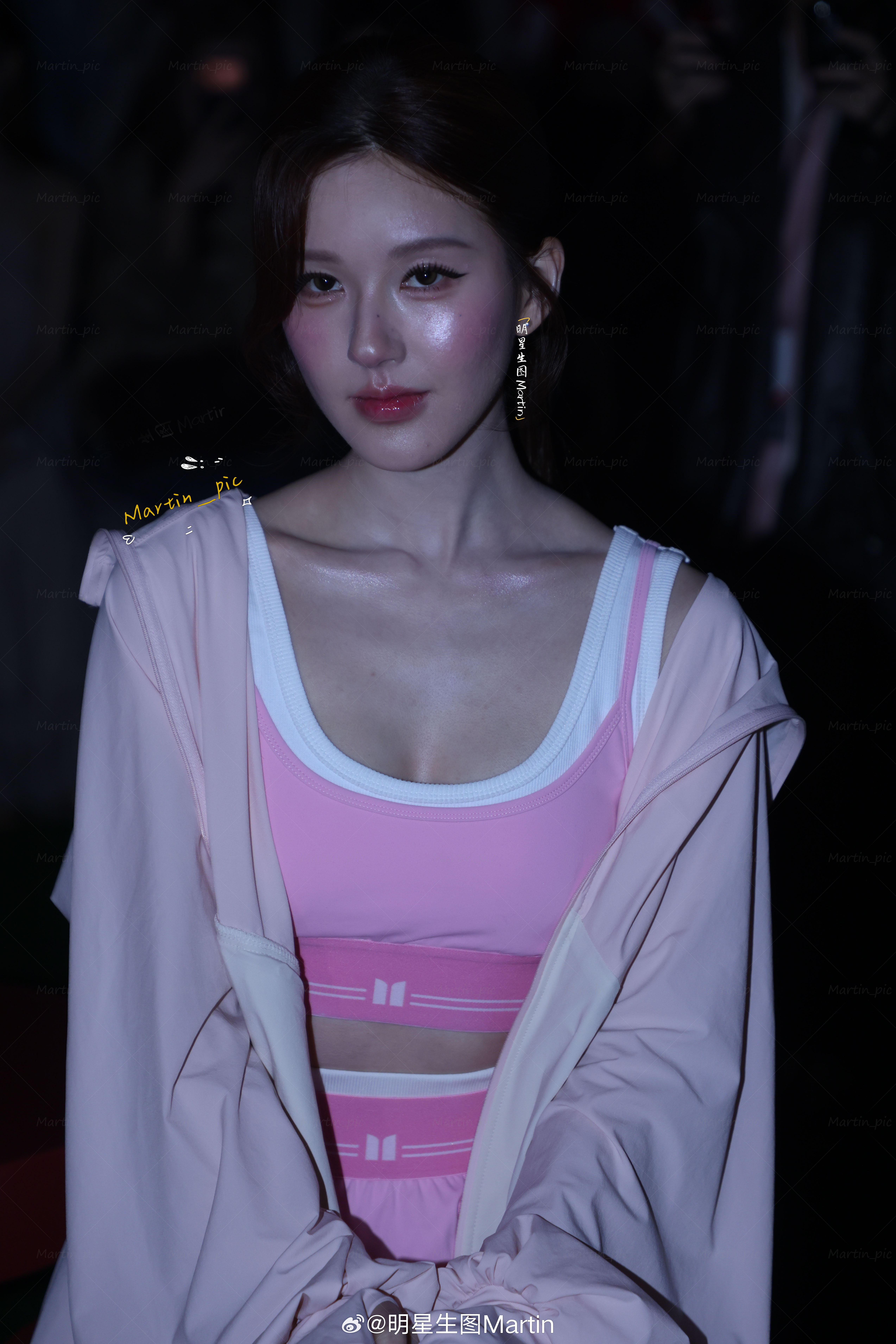 赵露思赵露思上海时装周看秀生图粉粉嫩嫩的芭比赵露思～看秀却美成了秀中人赵露思