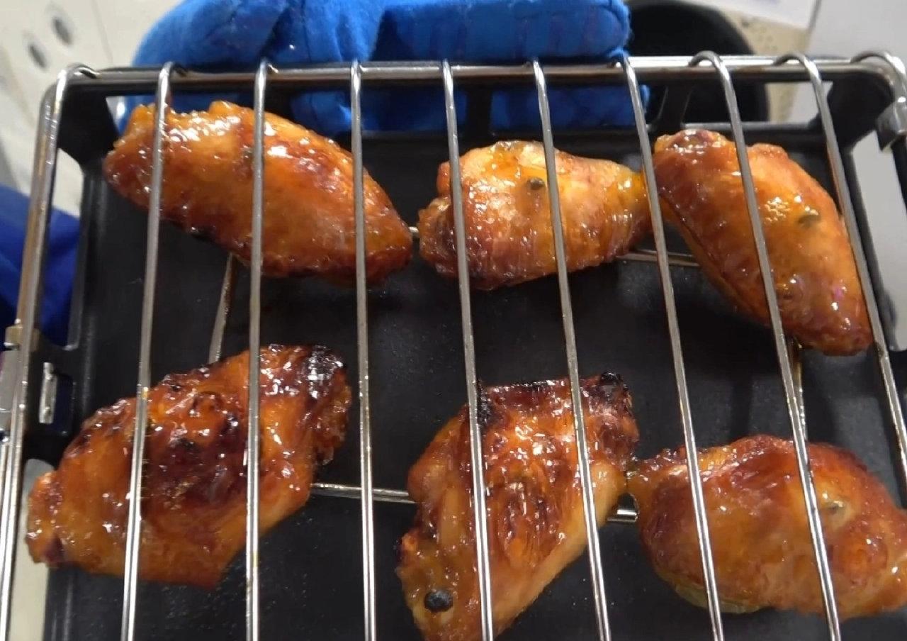 当神舟二十一号航天员在空间站里熟练地打开热风烘烤机，28分钟后端出一盘滋滋冒油的