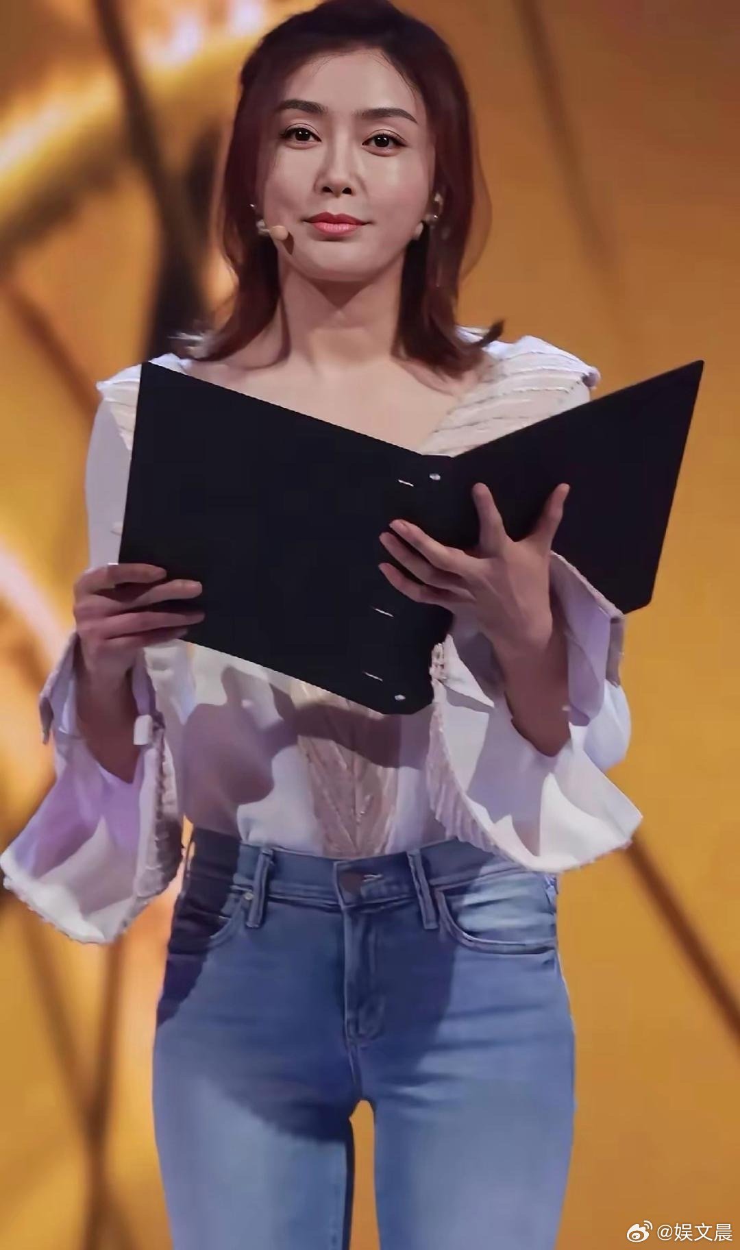 秦岚不愧是东北美女代表，颜值与气质双双在线，身材管理更是绝，优雅又大气。