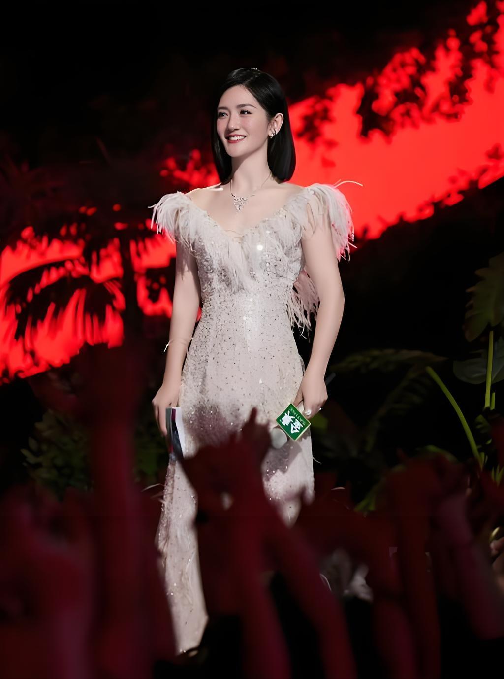 谢娜首场演唱会，没有选择湖南，而是选择了四川成都，演唱会非常成功，人气爆棚。但