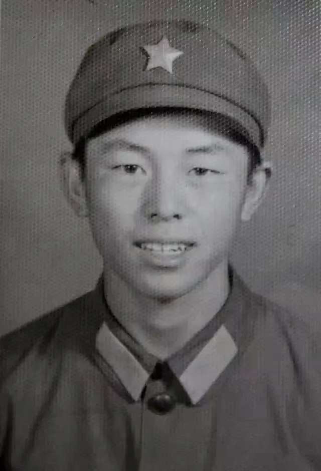 1987年，马占福在南疆战斗中为国捐躯，荣立一等功。战后，部队领导来到他家看望英