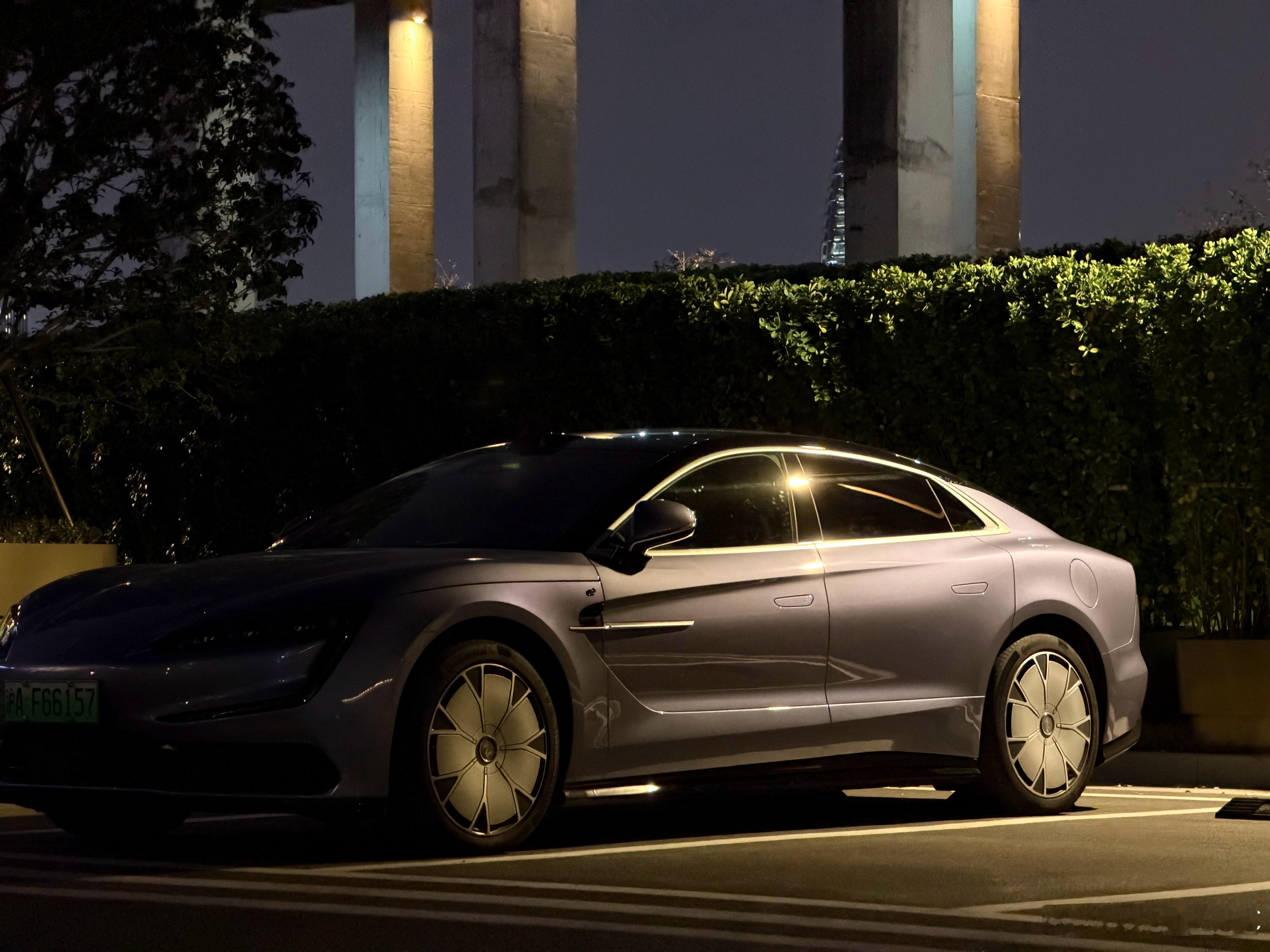 第一次看见野生的仰望U7，目前国内唯一量产的水平对置发动机。假如把车头部分压暗，