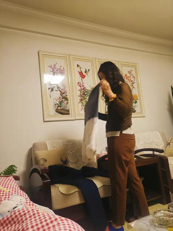 三口之家也有很多烦心事啊。你别说，我有个闺蜜，呃，三不五时煲电话粥的那种，也就