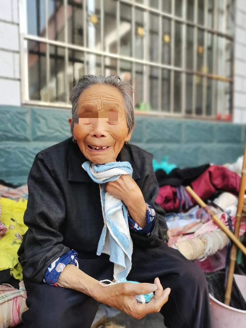 后背发凉！我邻居，是一位9旬老太，有一天，我突然听到楼道里有砸门的声音，门口还停