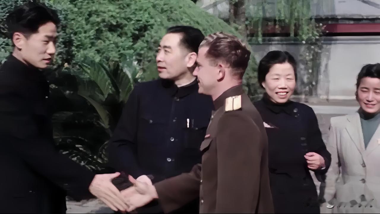🍁1946年周总理接待苏联来宾，邓颖超也一同出席。画面左侧还有一位青年，仪表