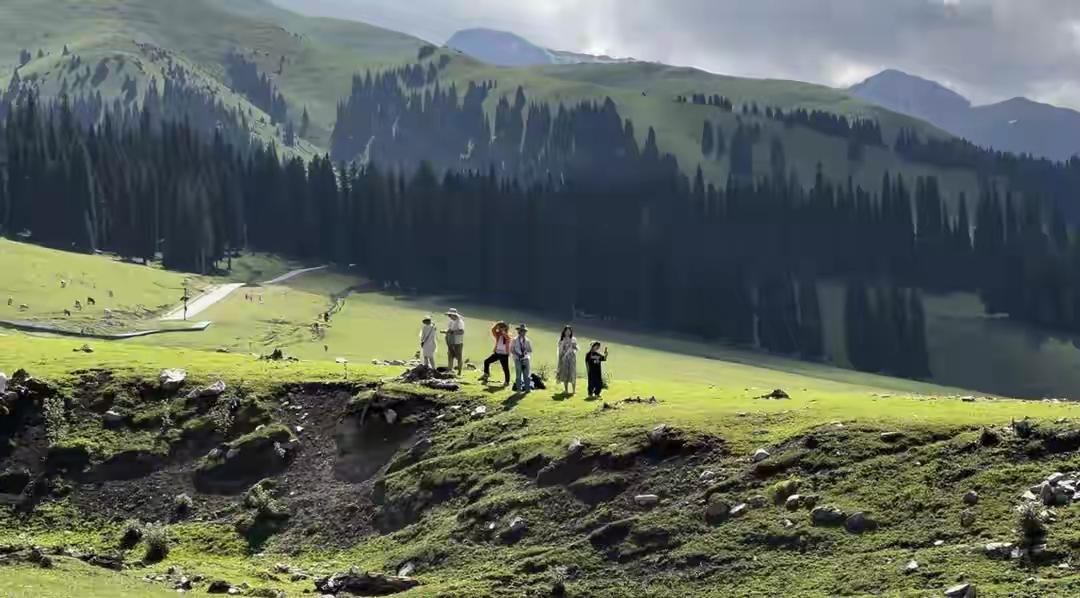 她跟我说，女儿清明节一个人跑去西南，住进一家很贵的酒店，三天没出过门。不是没