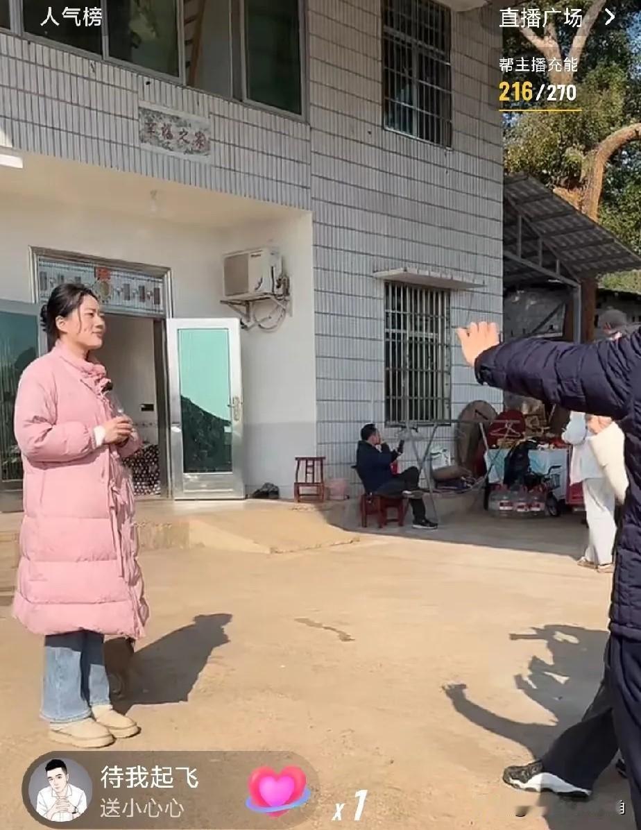 呆呆的刨猪饭火了后，湖南又冒出了模仿者，株洲主播灿灿也准备十几头猪要给粉丝们做杀