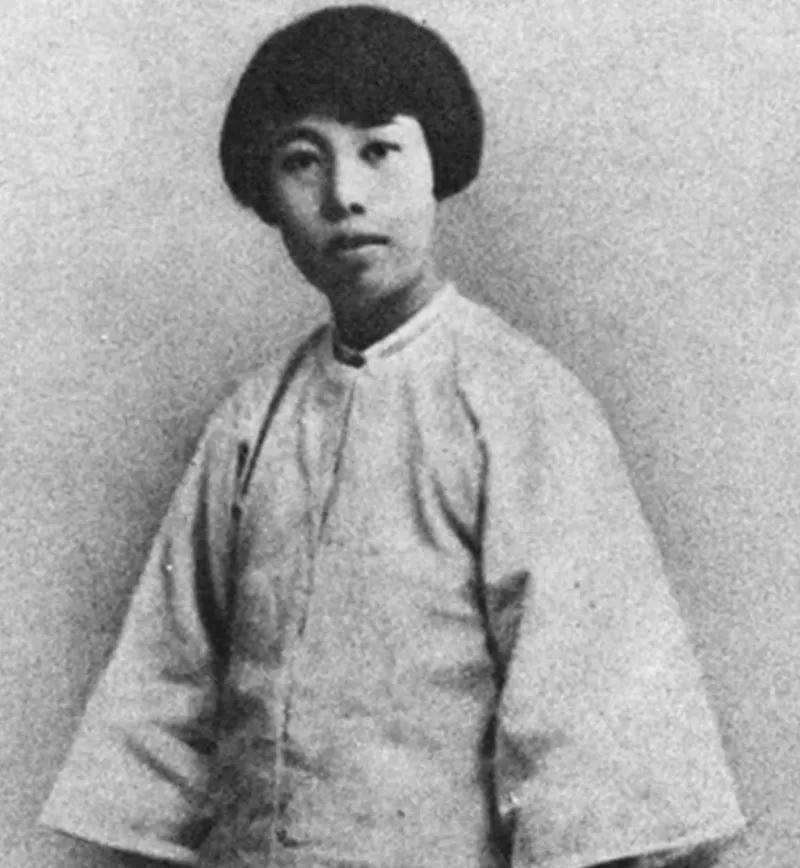 1927年，鲁迅瞒着妻子朱安，与女学生许广平同居怀孕。谁知，鲁迅母亲劝说：“留着