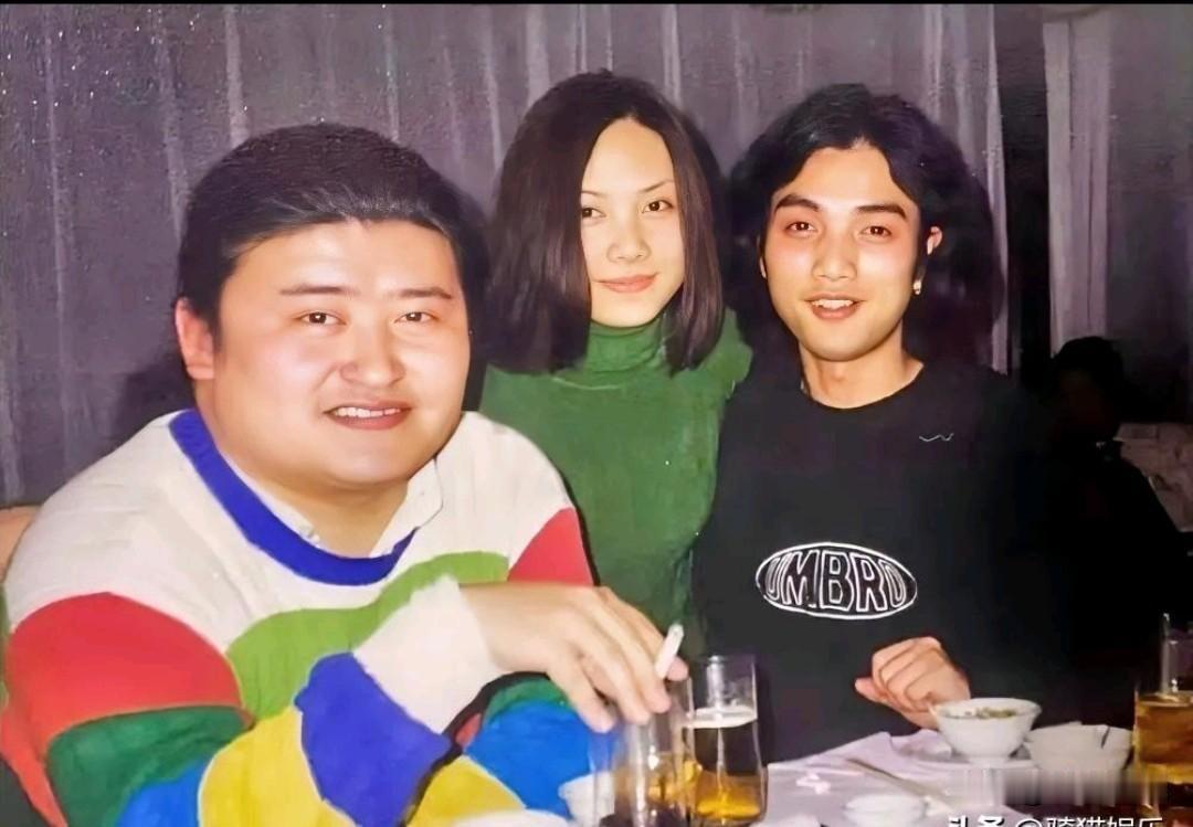 仔细一看，那时的刘欢留着一头乌黑的长发，即使身材已发福，但穿上花花绿绿的大毛衣，