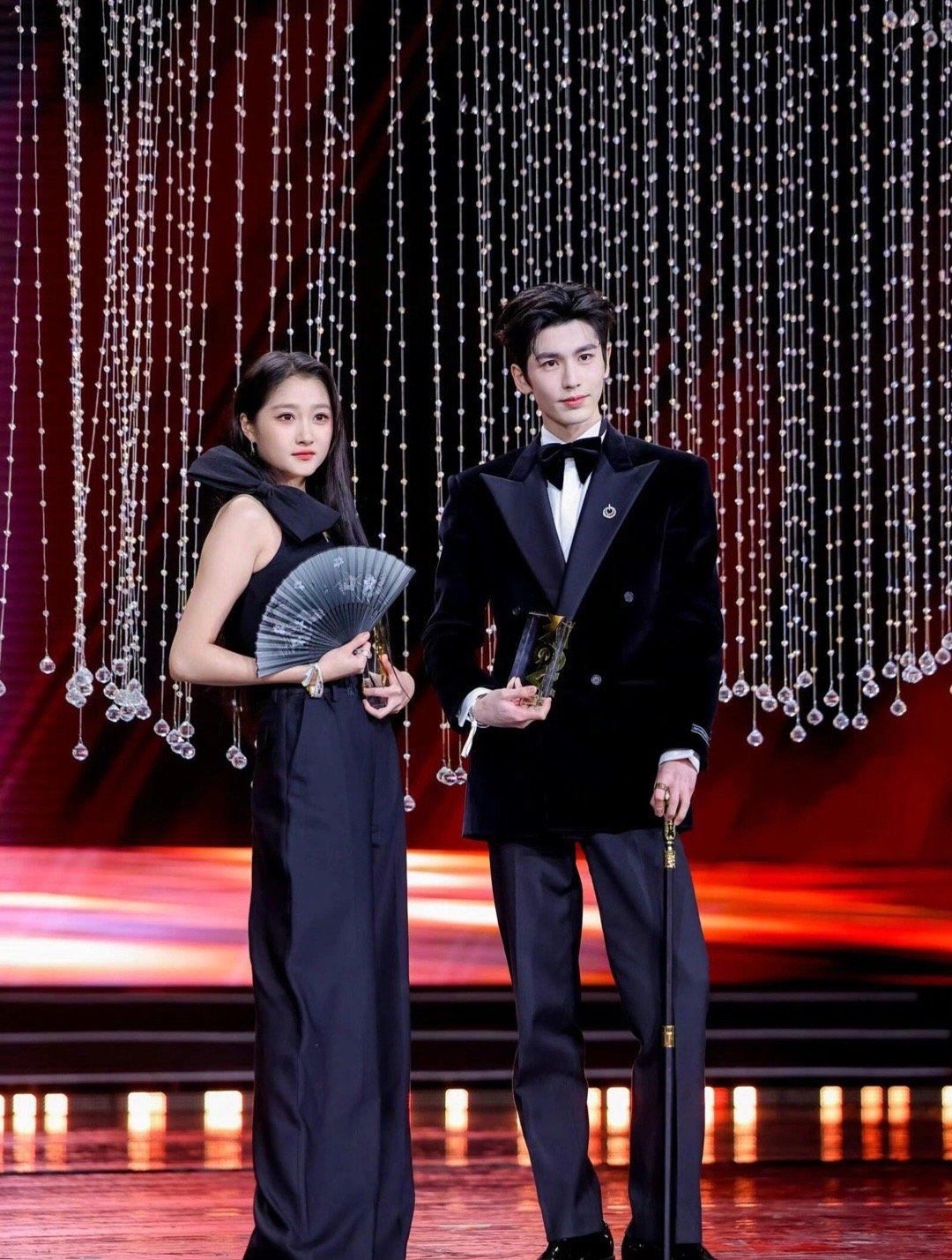 张凌赫能让关晓彤穿高跟鞋还矮一头的，属于绝对身高压制了