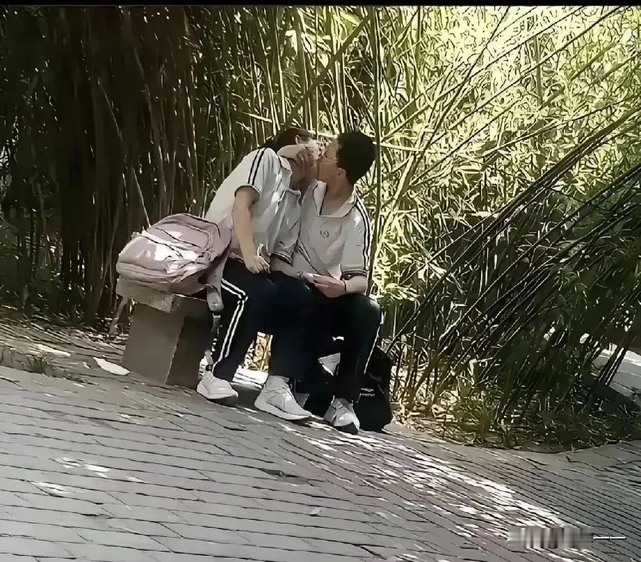 “没眼看啊”[无奈吐舌]？这是发生在公园里的一件事。两个中学生背着大书包，在公园的长