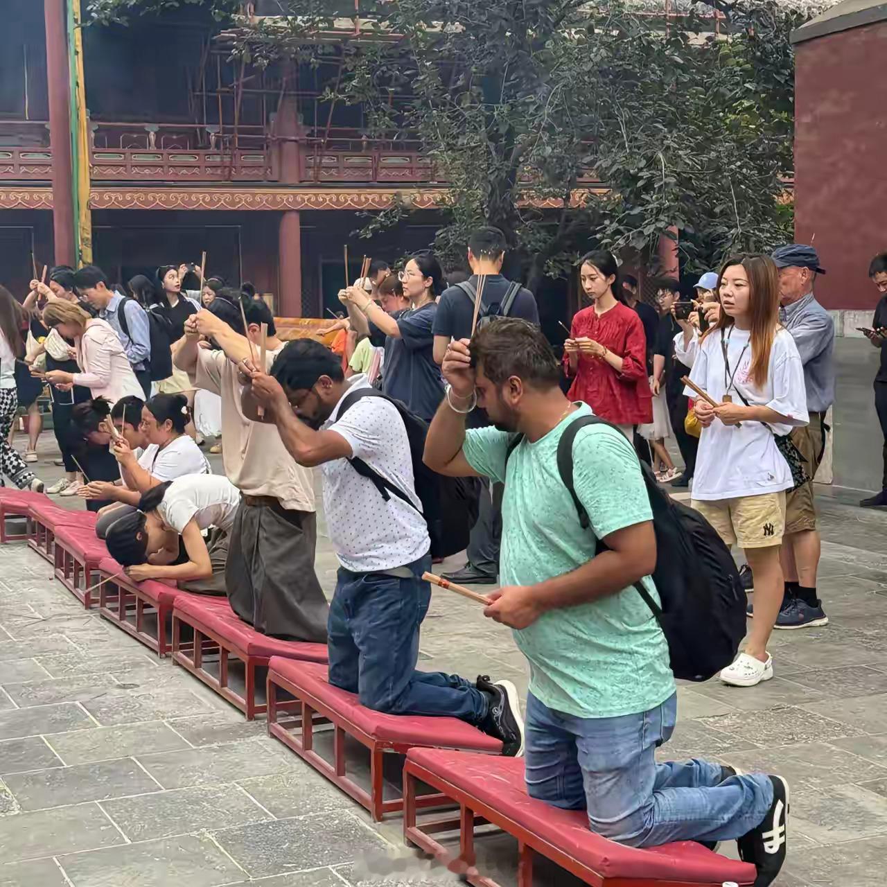 雍和宫，虔诚跪拜的印度阿三。不用想我都知，他们想求个中国老婆。