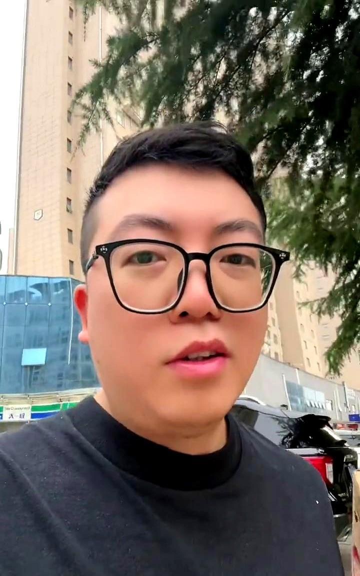 大伙儿瞅瞅这大半夜的火锅店，十一点多了还在营业。隔壁桌几个服务员年纪瞧着能当我