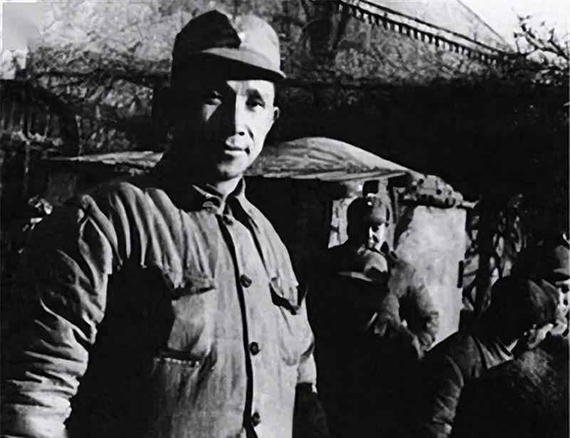 1942年,日伪军一师长派人给粟裕送了一包烟。粟裕不解,以为是敌人送礼,便饶有兴