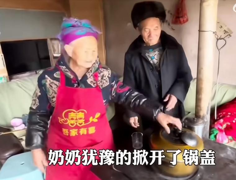 印度博主到中国偏远山村拍摄，甚至还自顾自地闯入了村民家，两个老人看到一个老外觉得
