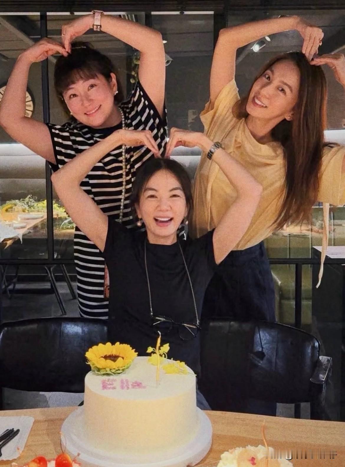 生活真能摧残人。当年的顶流女团S.H.E中的Selina任家萱最甜美，如今45岁