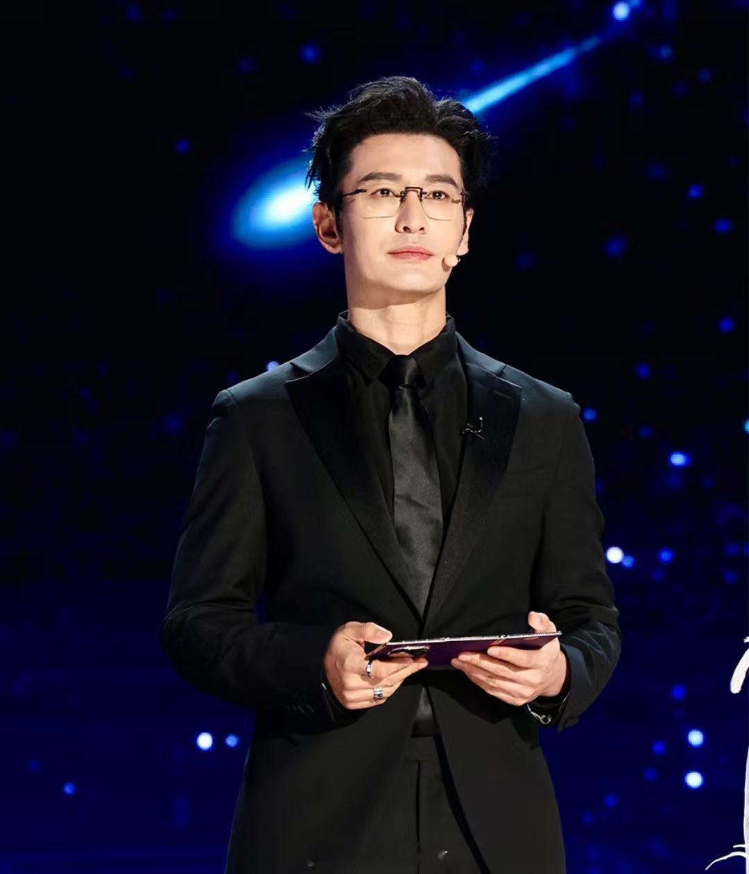 咱就是说，看到鸿蒙星光盛典撒贝宁、谢娜、王冰冰这些主持人手里的手卡居然变成华为