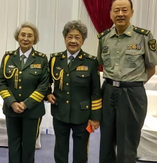 三位著名的部队电影工作者，都拍摄了不少优秀的影视剧。中间是陶玉玲老师。她左右两位