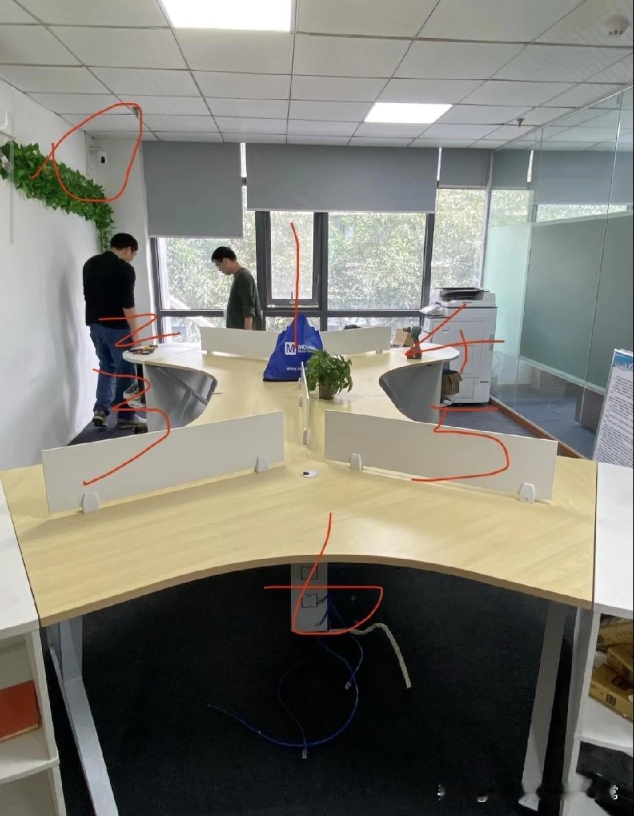 这种牛马工位？怎么破!这工位设计的人，怕不是跟打工人有仇吧？三面被隔板围得