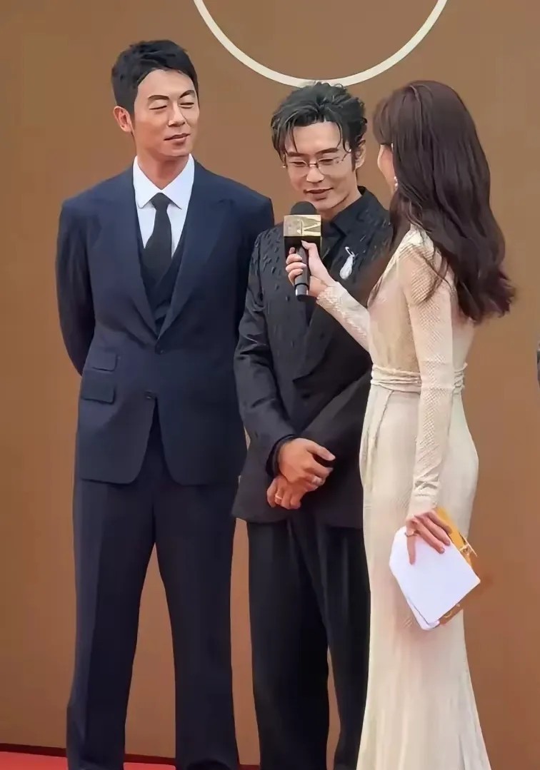 虽然也不喜欢黄晓明，个子矮，没气质，没有核心竞争力，但是和朱亚文比起来，还是喜欢