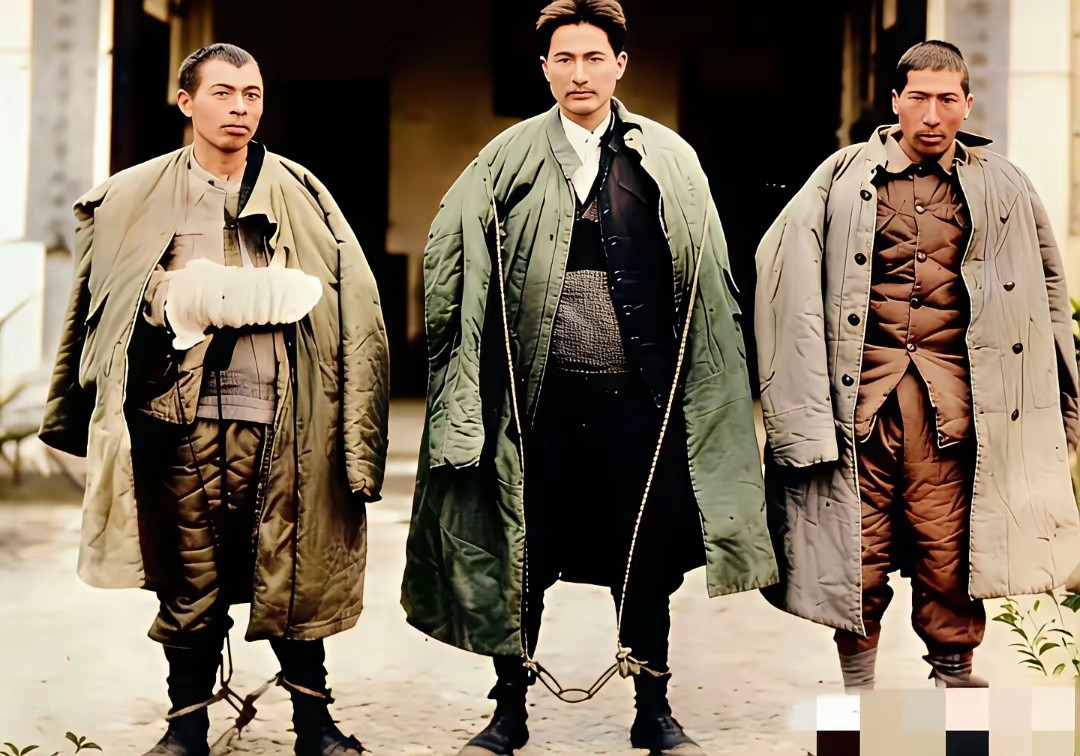 一张真实的历史老照片！历史英雄形象清晰可见，纵使身陷囹圄，在死亡面前，他们依旧