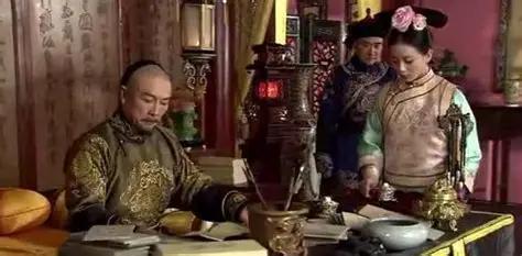 康熙正在批阅奏折，舅舅佟国纲递上来一张绿头笺。"舅舅，你推荐的这个人，朕记得他去