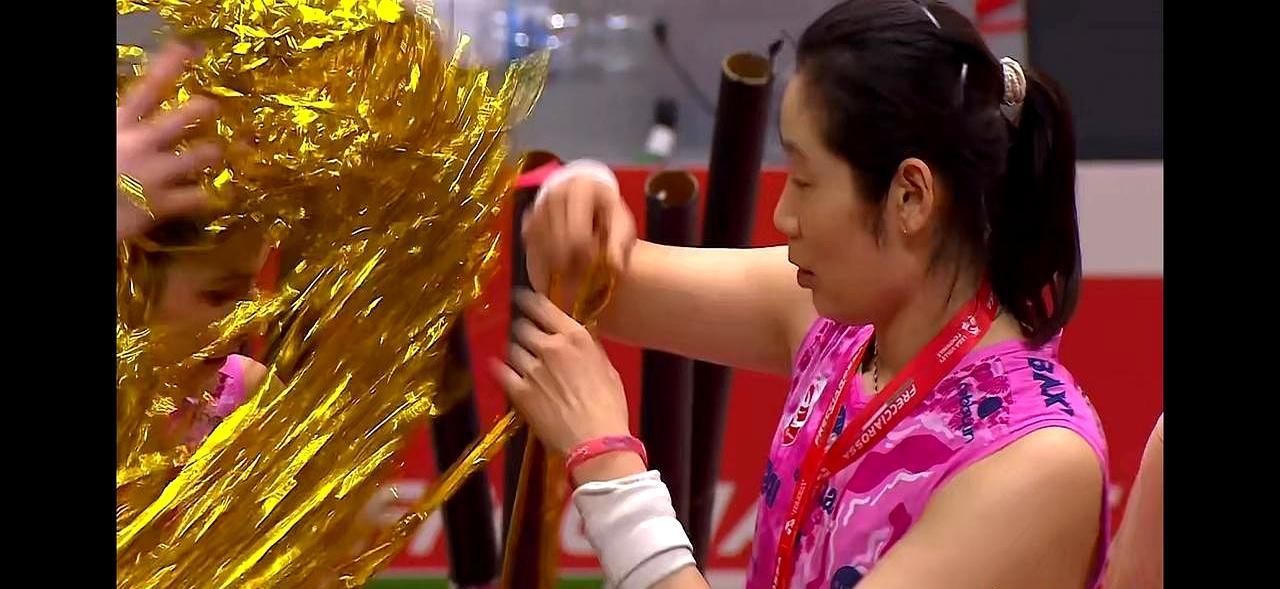 凌晨三点，31比29！朱婷再杀疯了她站在三米线，手腕一抖，球直接钉地板。全