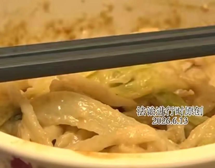 北京，小陈吃了一碗麻酱拌面后上吐下泻，没几天就多脏器衰竭离世，经化验，小陈是中了