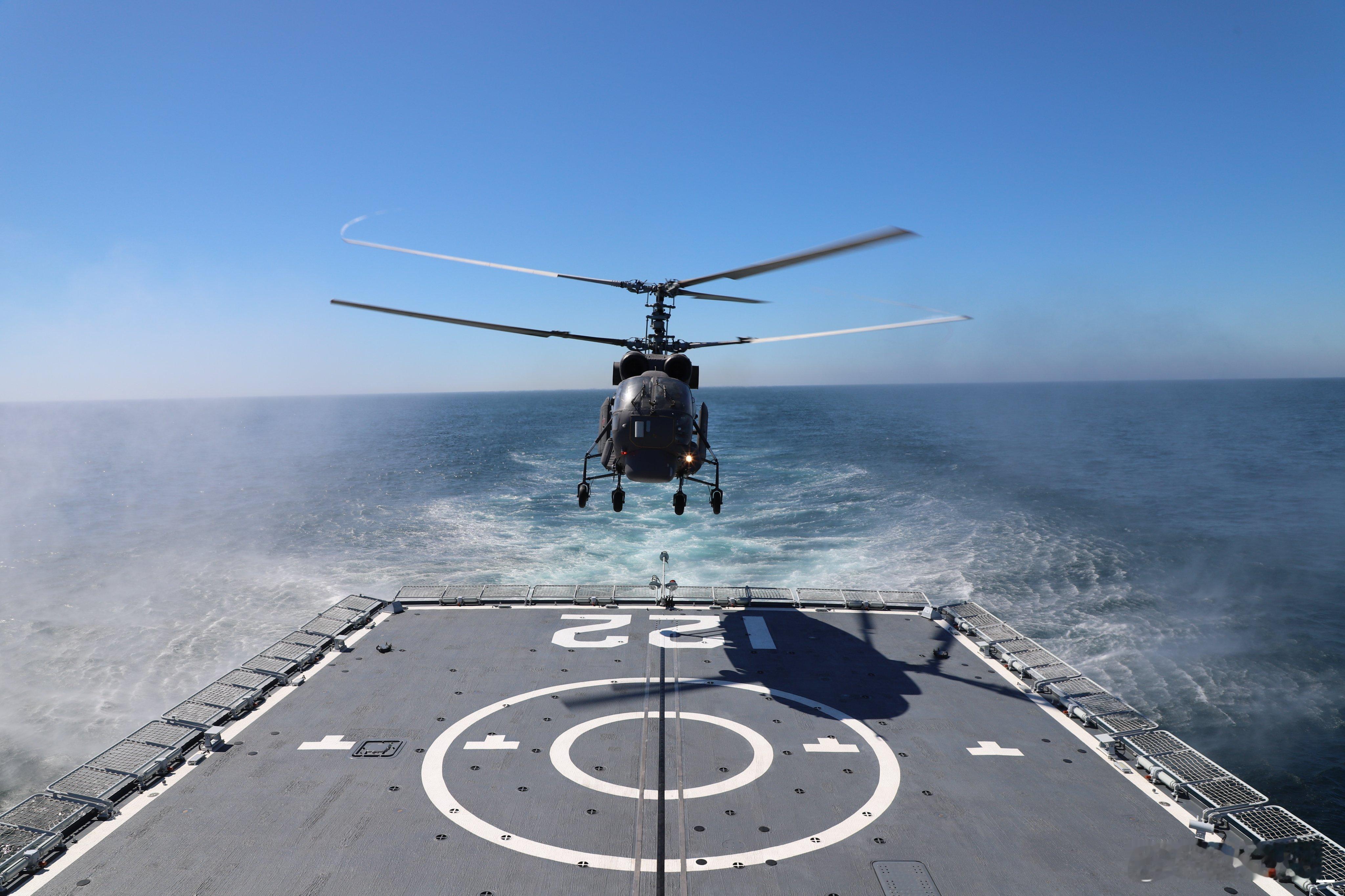 南非多国海军联演，中方视角：图三为俄舰官兵参观中方122唐山舰的垂射系统；图四为