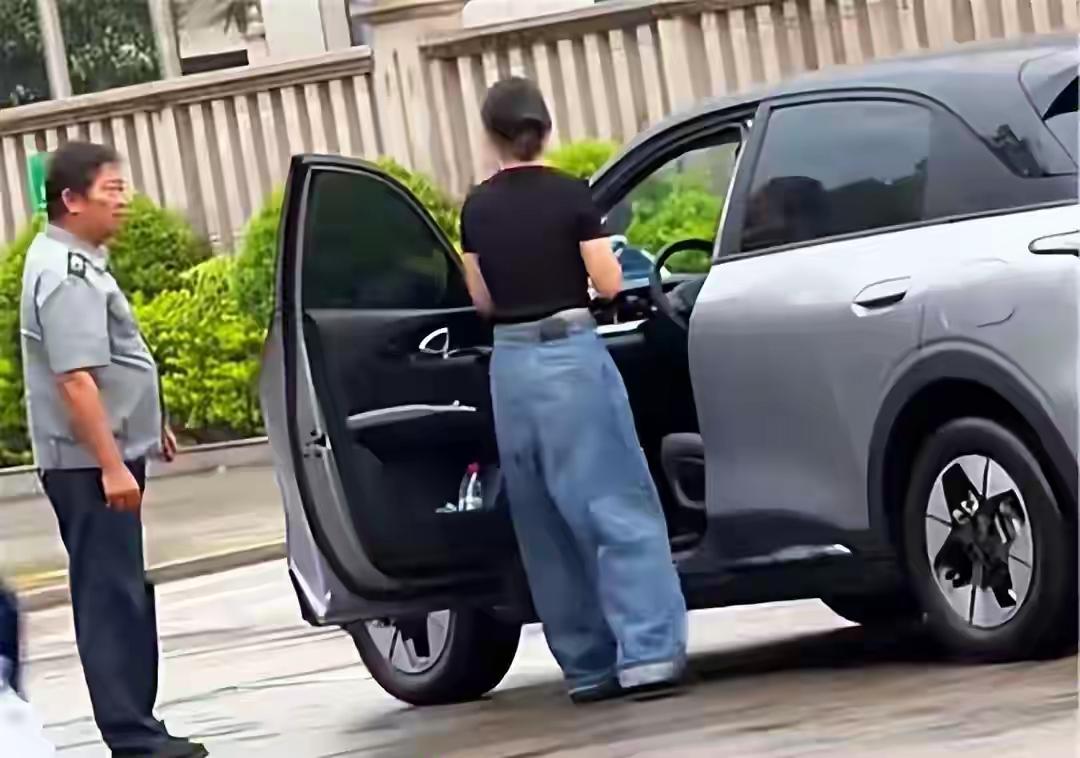 福建三明保安扇耳光事件：别让“正当防卫”，被“互殴”二字困住福建三明街头，一