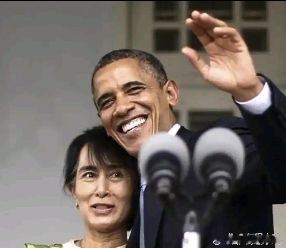 奥巴马的拥吻太热情，让半老徐娘昂山素季娇羞如她头上戴的玫瑰花。
