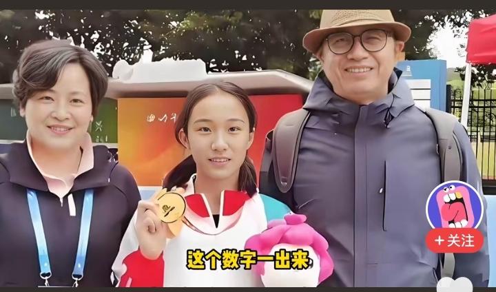 从照片看，陈妤颉的父亲身高在1米80左右，母亲身高超过1米65，所以陈妤颉的正