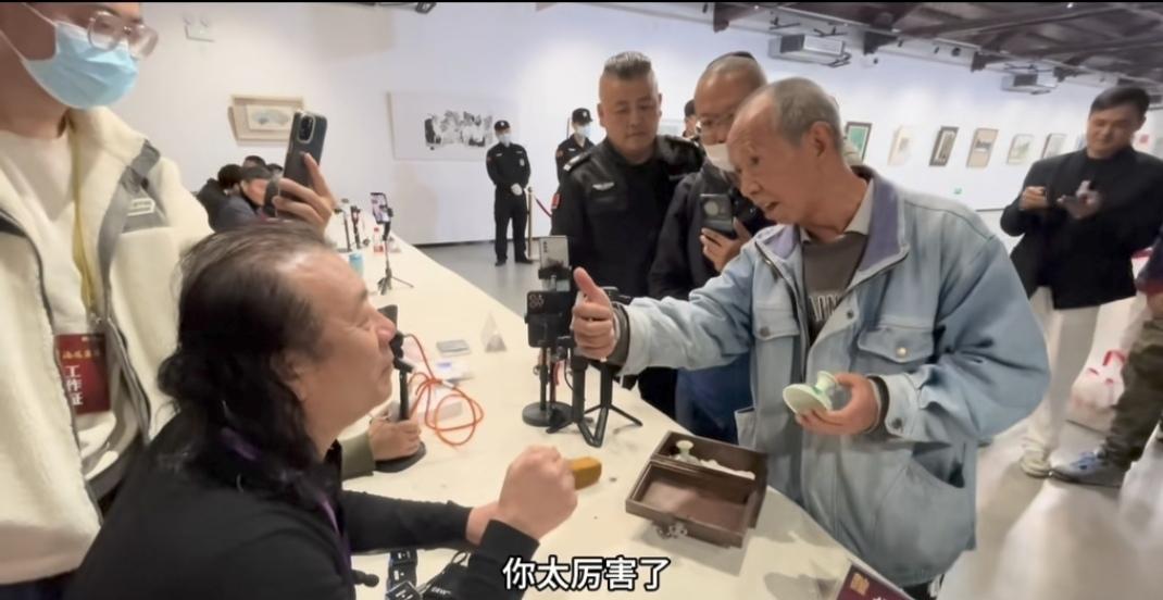 网上把一些被骗收藏假古董的老人称为“国宝帮”。他们有一些共同特征：穿着朴素的衣服