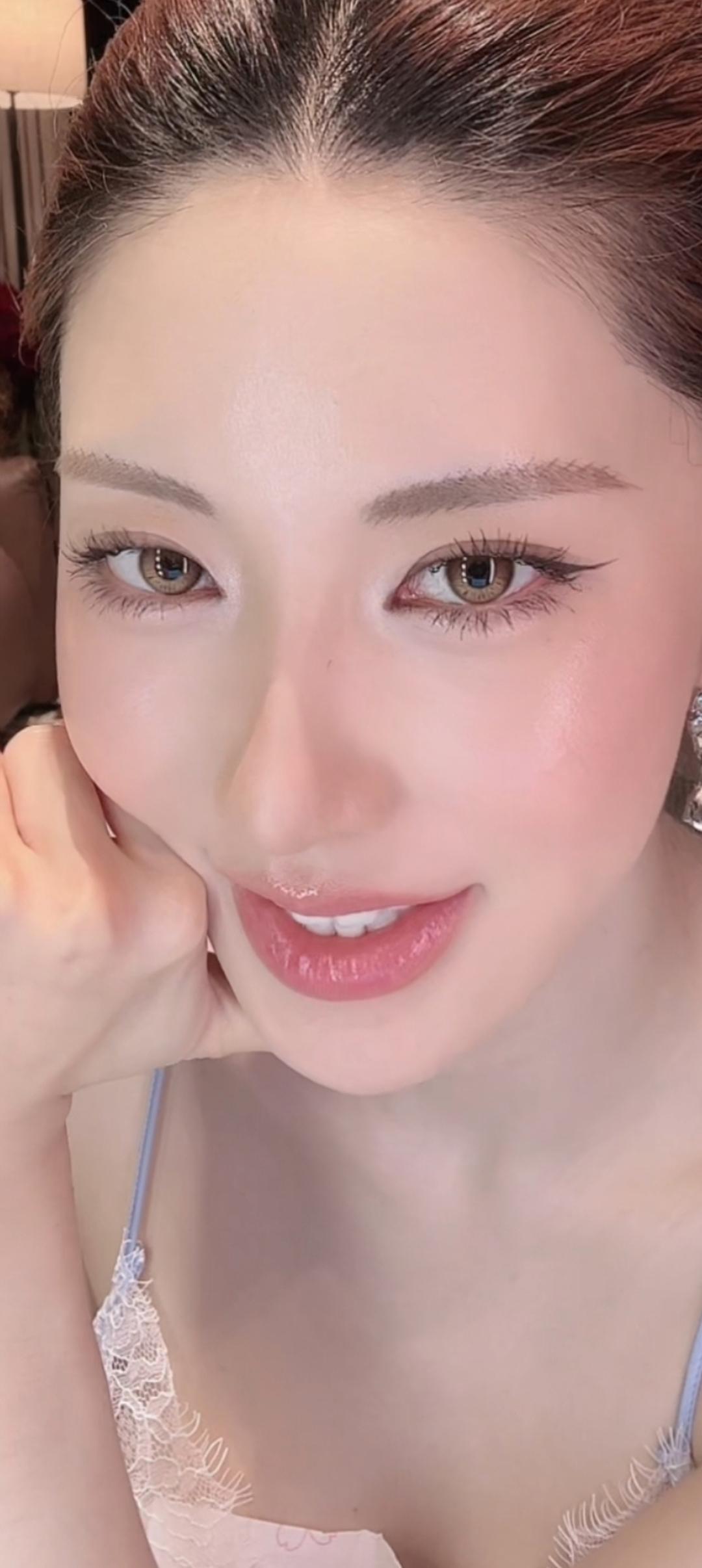 这位美女在微笑，真可爱！