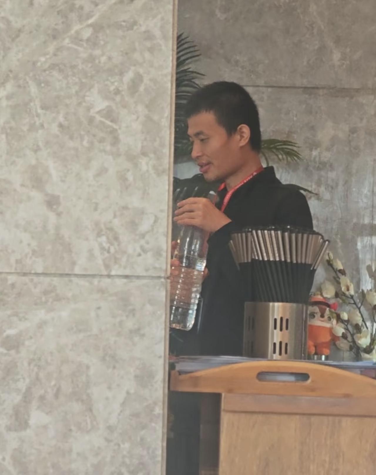 35岁数学家韦神太节俭了，在崇礼酒店开会仍拿着自己的大桶，用大桶接酒店的水喝。