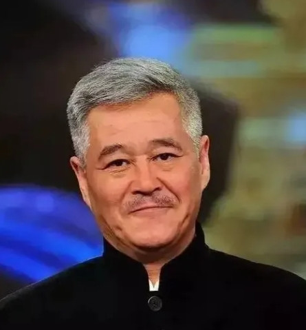 一天晚上，赵本山宽衣解带准备睡觉，妻子马丽娟笑眯眯地对他说:“介绍个表妹给你认识