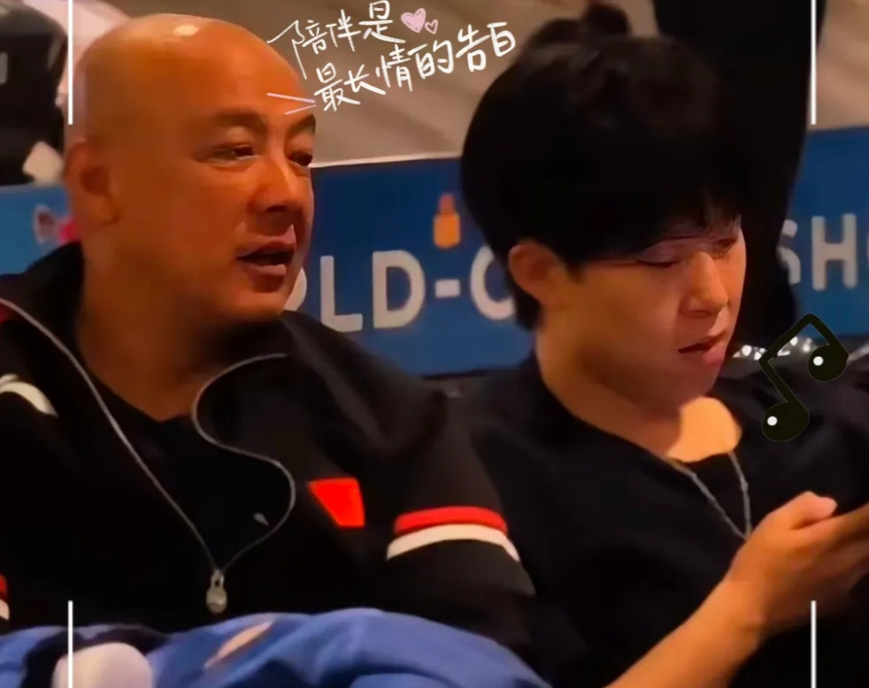 国乒坐了将近10个小时的飞机，已安全抵达多哈！瞧，孙颖莎歪着脚在机场椅子上，