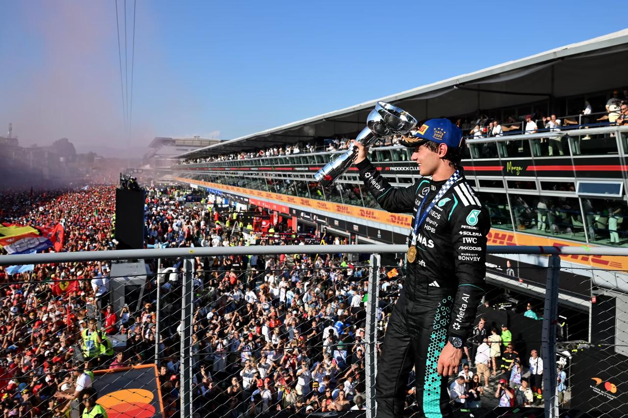 安东内利19位发车，谁也没料到他能一路杀到冠军。比赛中段虚拟安全车到来，梅赛德斯