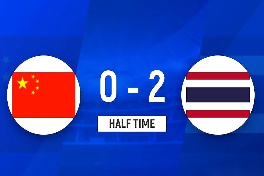 半场0比2，输泰国。我恍惚了一下，上个月拿亚洲杯亚军的，不是这帮小伙子吗？奖杯