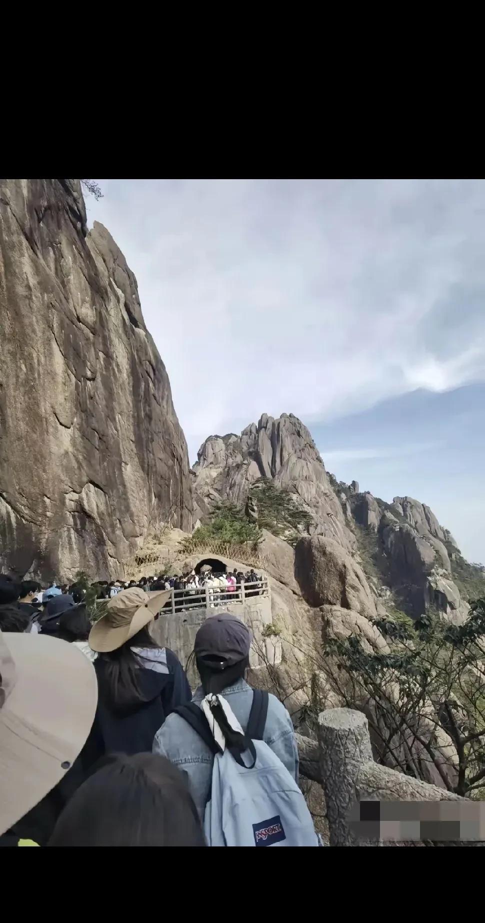 五一全家游黄山花了2000元，总结出五条实用经验：第一，登山杖千万别落下。爬完