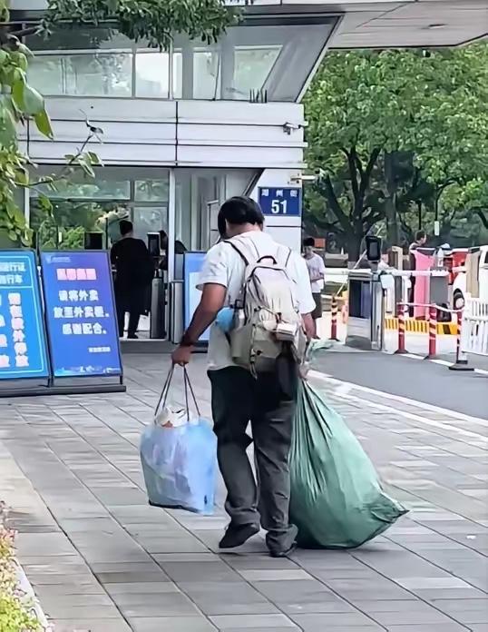 不是所有的大学新生都有父母亲属相送。8月27日，浙大城市学院新生报到现场。一位