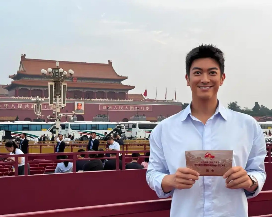 杜江说：刚和思燕谈恋爱时，有天早上她出去工作了，我睡醒后洗了个澡，围着浴巾，刚准