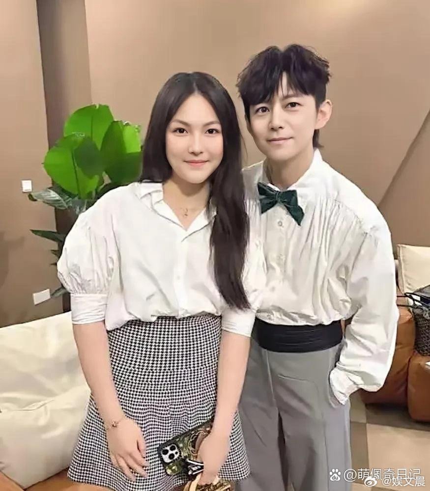 王诗龄和何炅同框也太好磕了！小姑娘已经亭亭玉立，何老师却依旧年轻帅气，状态好到看