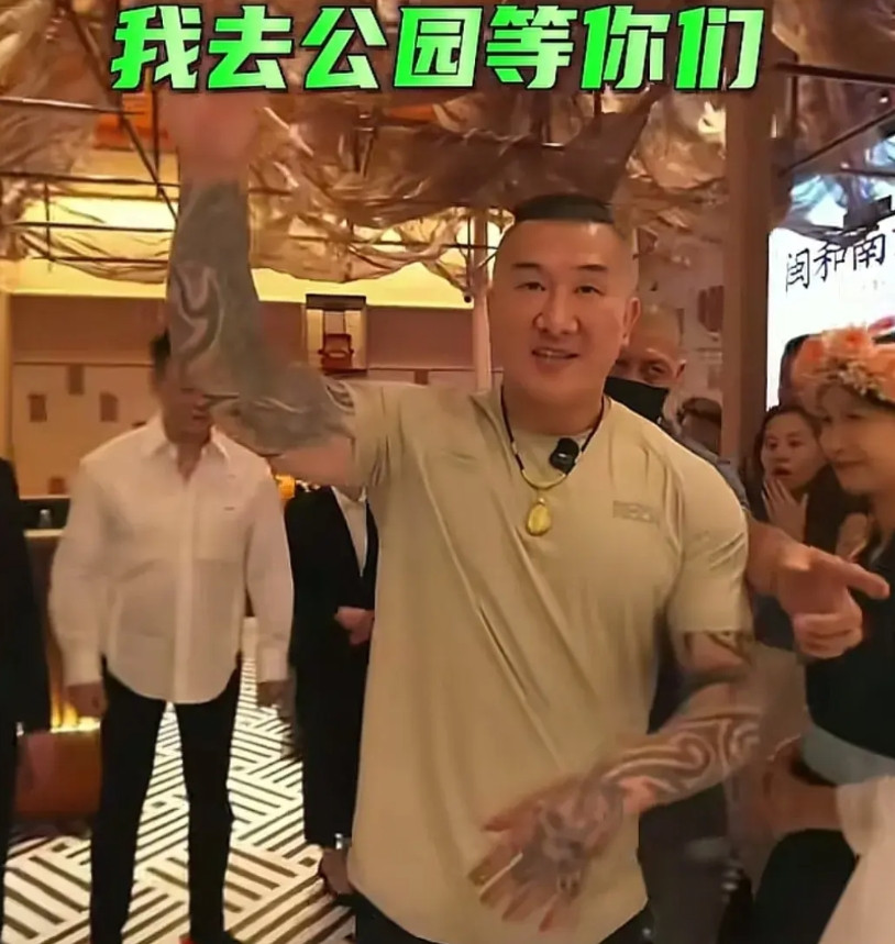 台湾网红“馆长”太敢说了。他说，他们的设备不输“甲亢哥”，“甲亢哥”用的什么