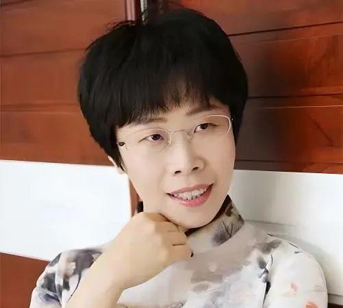 北大才女蒙曼48岁依然是单身，朱迅问她：“你最想嫁的男人是谁？”蒙曼沉思片刻说了
