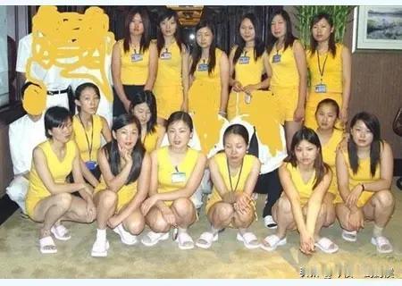 老大黑在非洲20多年，开了一家日进斗金的中餐馆。有一次他逮住一条大蜥蜴，让手下