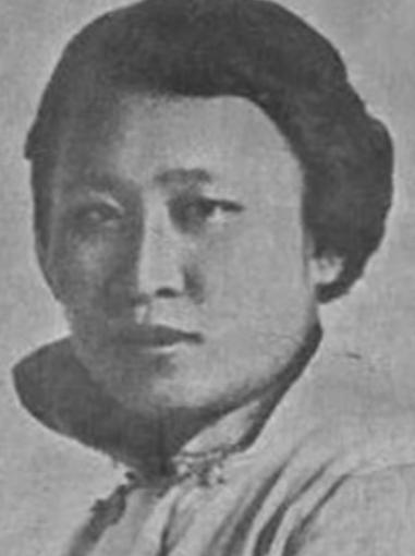 1941年，头号女汉奸陈璧君在饭店用餐，突然想要小解。她也不去厕所，直接命女宾把