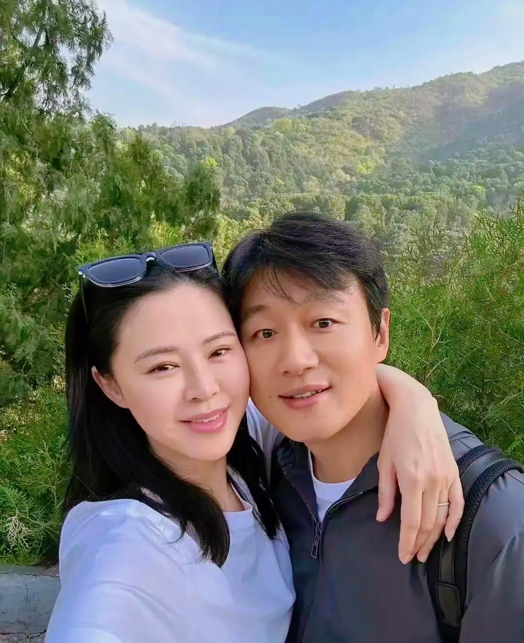 被问中年夫妻还睡一起吗？佟大为的回答戳中无数人：何止睡一起，这婚都快20年了