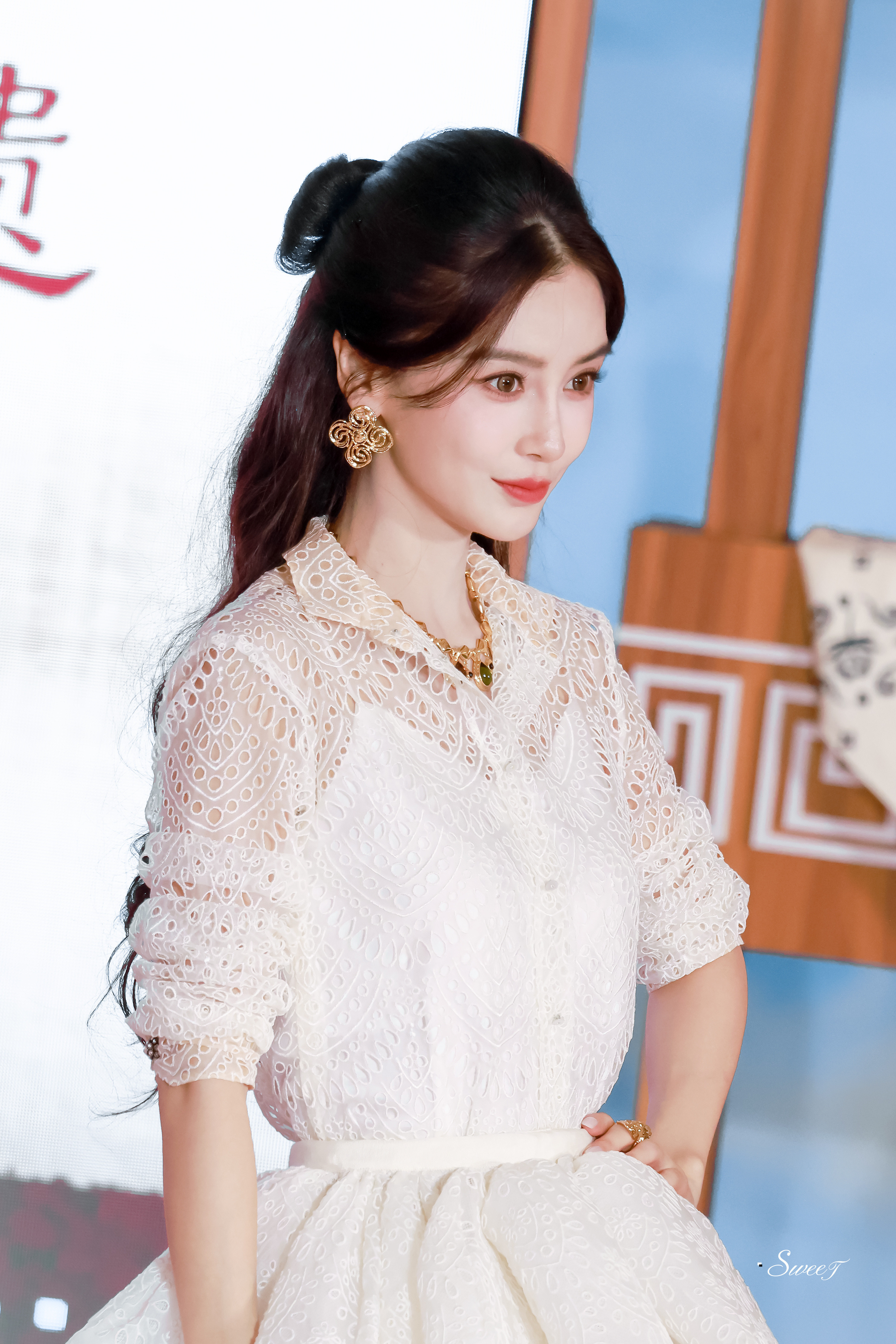 angelababy米白镂空蕾丝连衣裙✨，柔和雅致，兼具复古与少女感，在一针